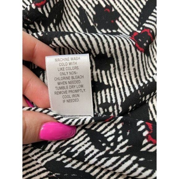 Candie's Blouse Top Women's XL Black White Red Button-Front Split-Neck Floral‎ - Picture 12 of 12